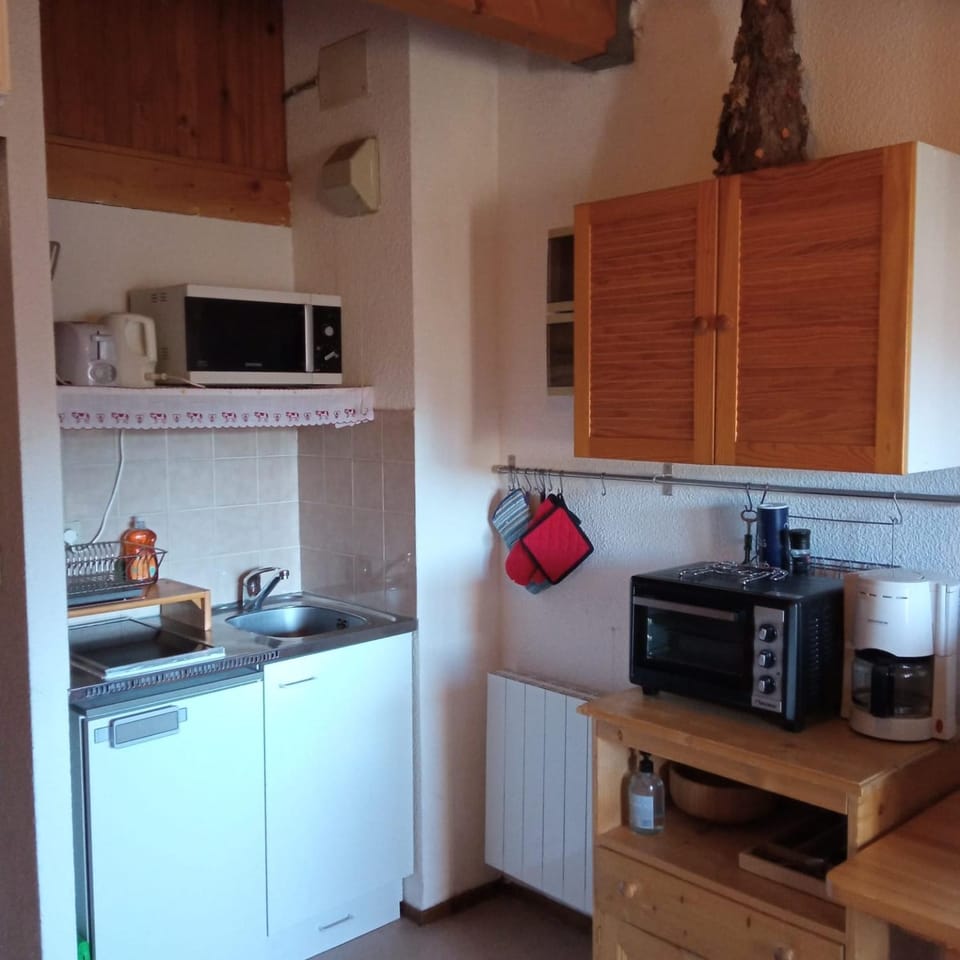 Coffee/tea facilities, Kitchen or kitchenette, oven, stove, toaster