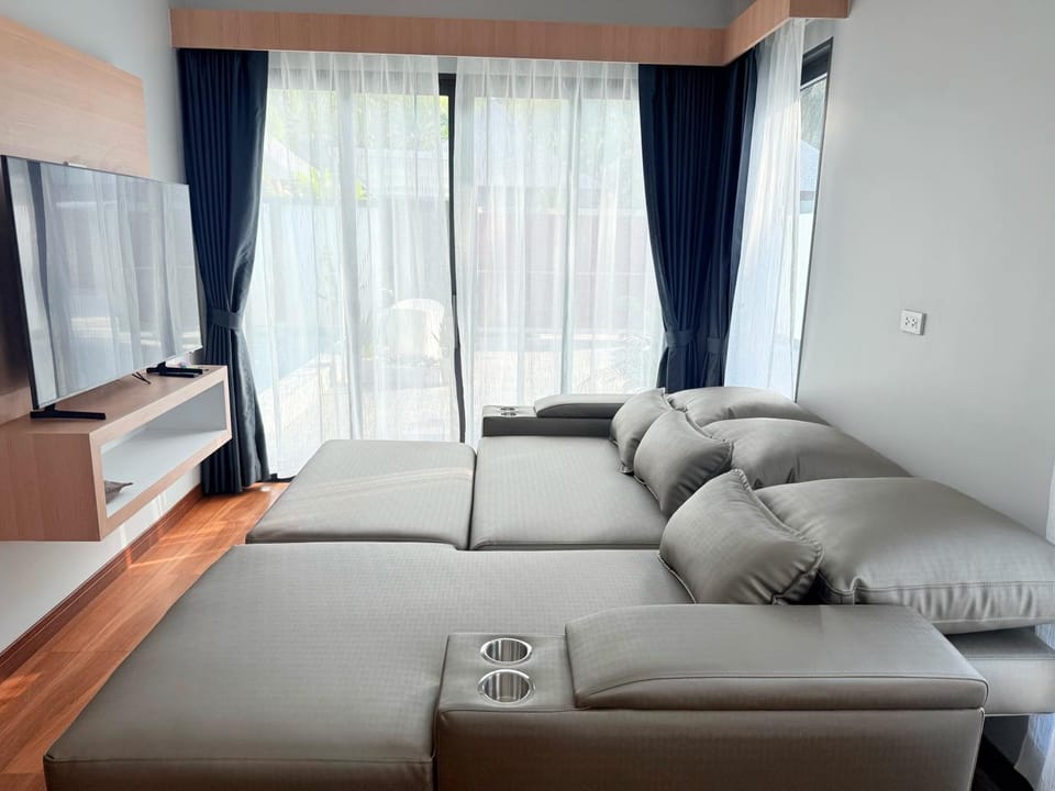 Communal lounge/ TV room, Bed, TV and multimedia, Living room, Photo of the whole room, Seating area, Evening entertainment, Bedroom