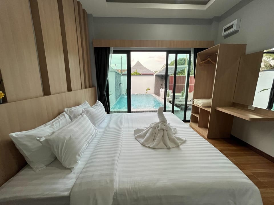 Bed, Photo of the whole room, Bedroom, Pool view, Swimming pool, towels