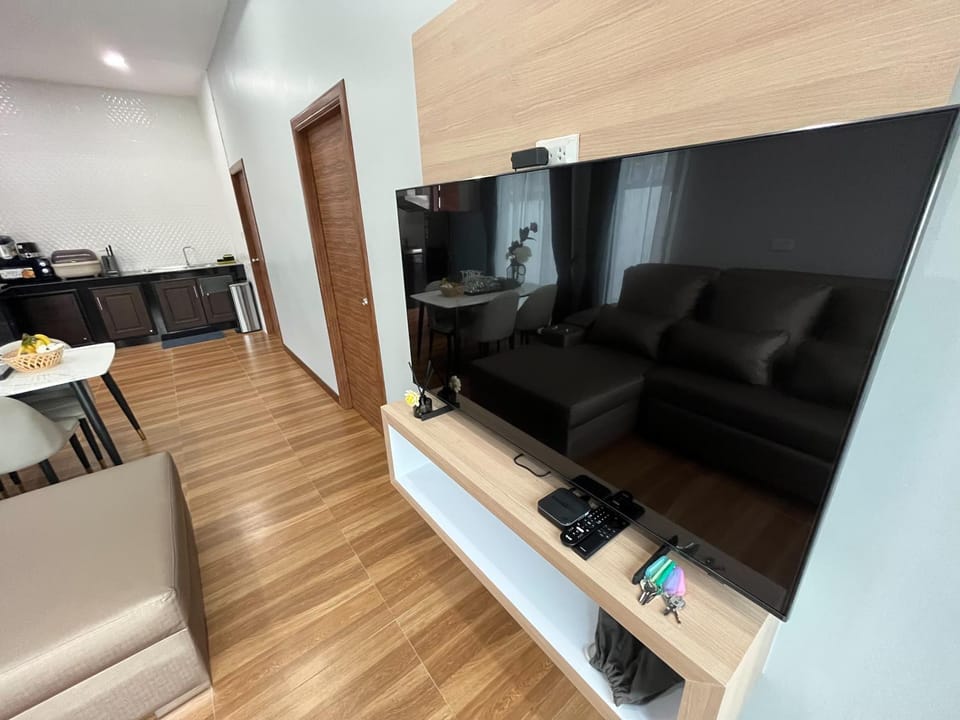 Communal lounge/ TV room, TV and multimedia, Kitchen or kitchenette, Living room, Seating area, Dining area, Evening entertainment