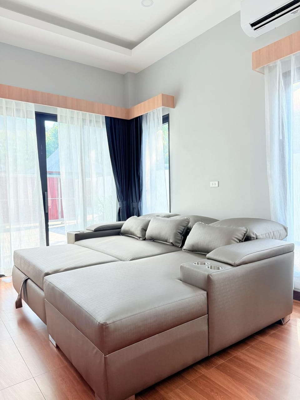 Bed, Living room, Photo of the whole room, Seating area, Bedroom, air conditioner