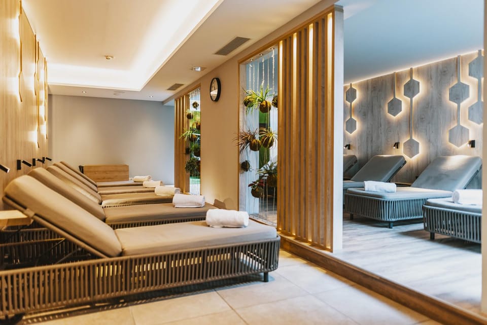 Bed, Spa and wellness centre/facilities, Seating area, sunbed