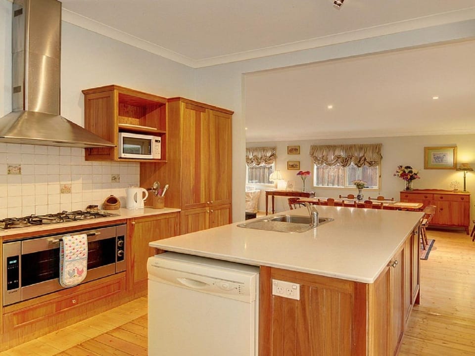 Plum Tree Cottage House in Bowral