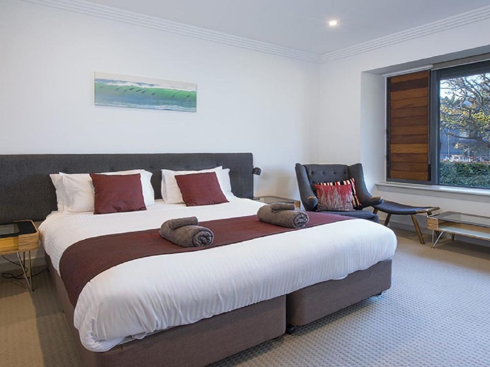 Bed, towels