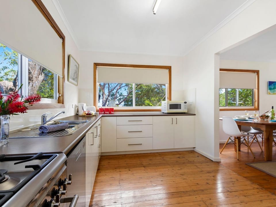 Coffee/tea facilities, dishwasher, stove, toaster, kitchen