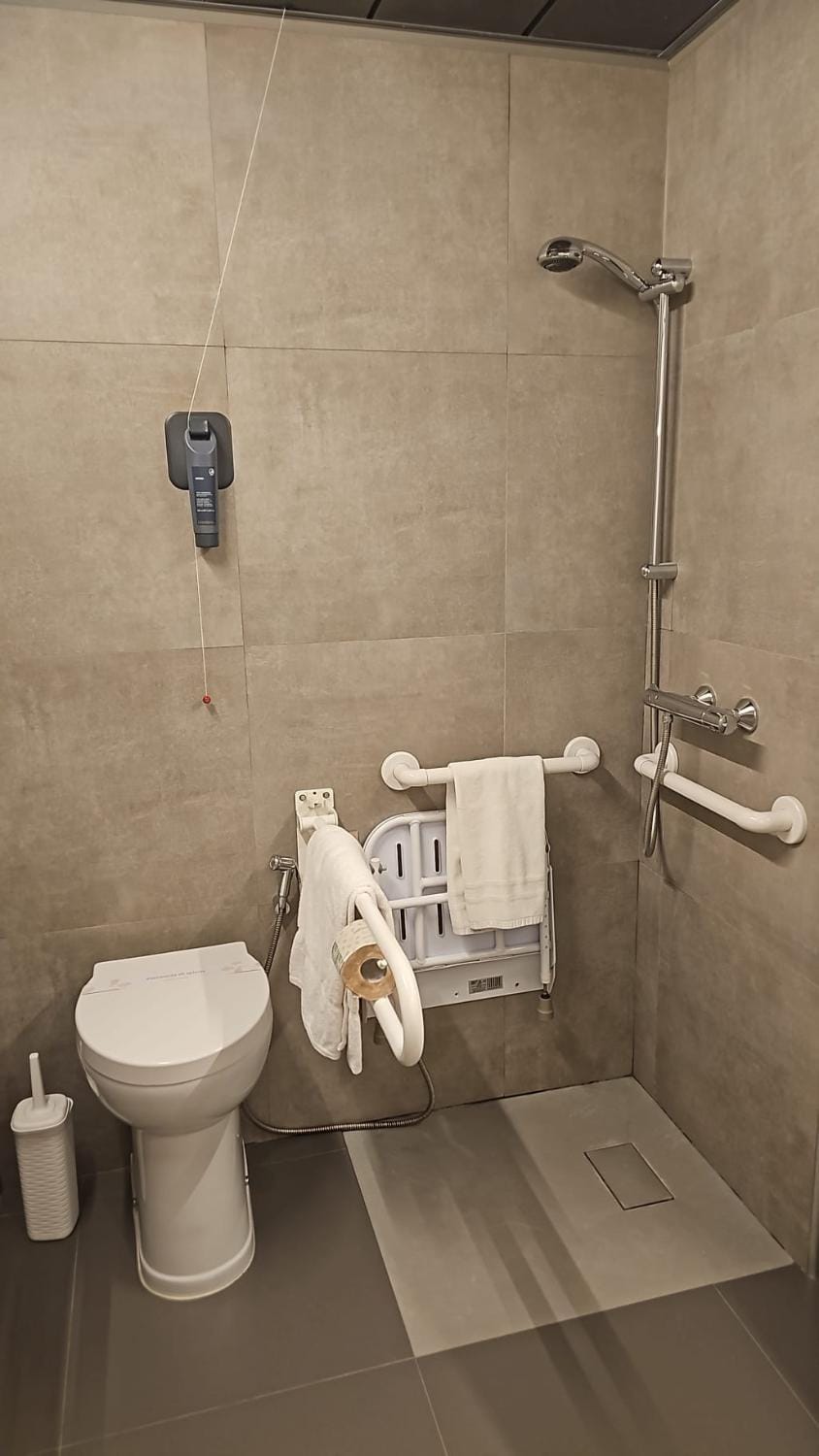 Shower, Toilet, Bathroom, bidet, towels