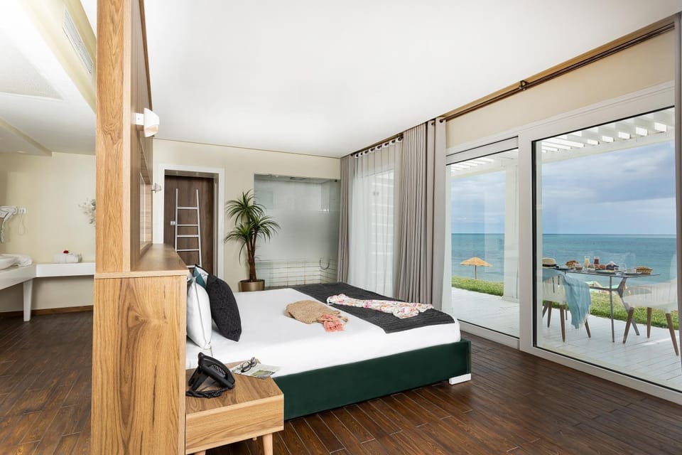 Balcony/Terrace, Photo of the whole room, Beach, Bedroom, Sea view