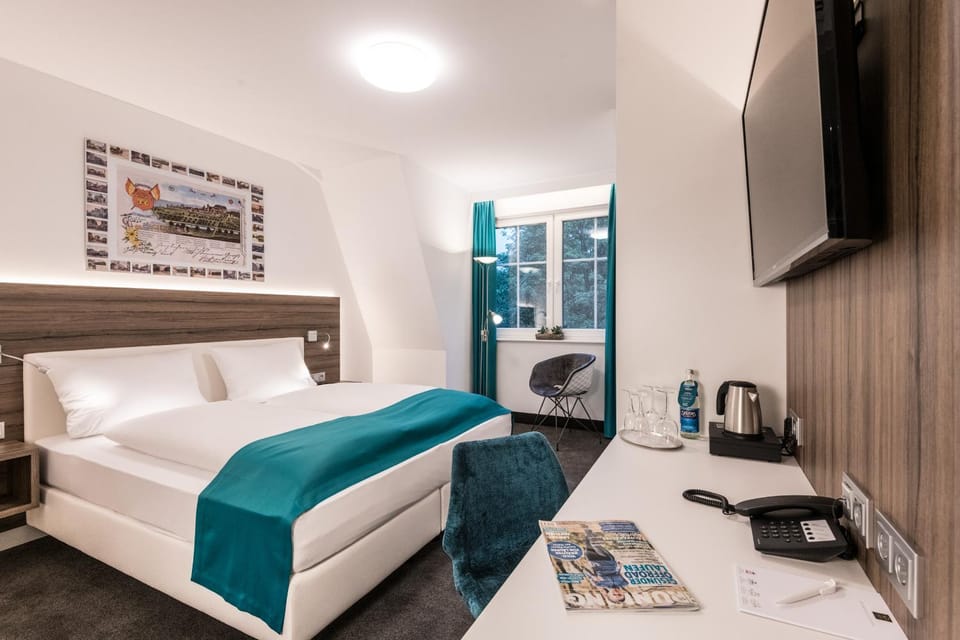 Bed, TV and multimedia, Photo of the whole room, Bedroom