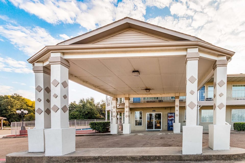 Property building, Facade/entrance, Day, On site, Time of day