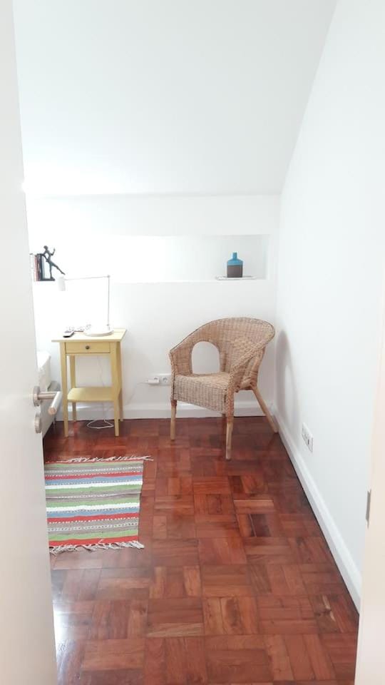 Modern Cosy Flat with Terrace in Campo de Ourique. Apartment in Lisbon