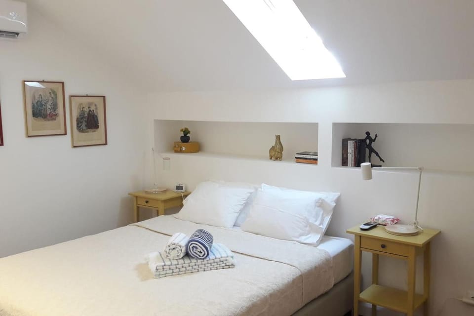 Modern Cosy Flat with Terrace in Campo de Ourique. Apartment in Lisbon