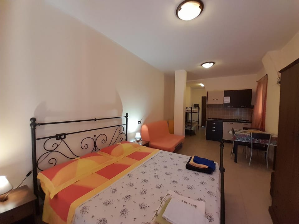 Bed, Kitchen or kitchenette, Photo of the whole room, Dining area, hair dresser, towels