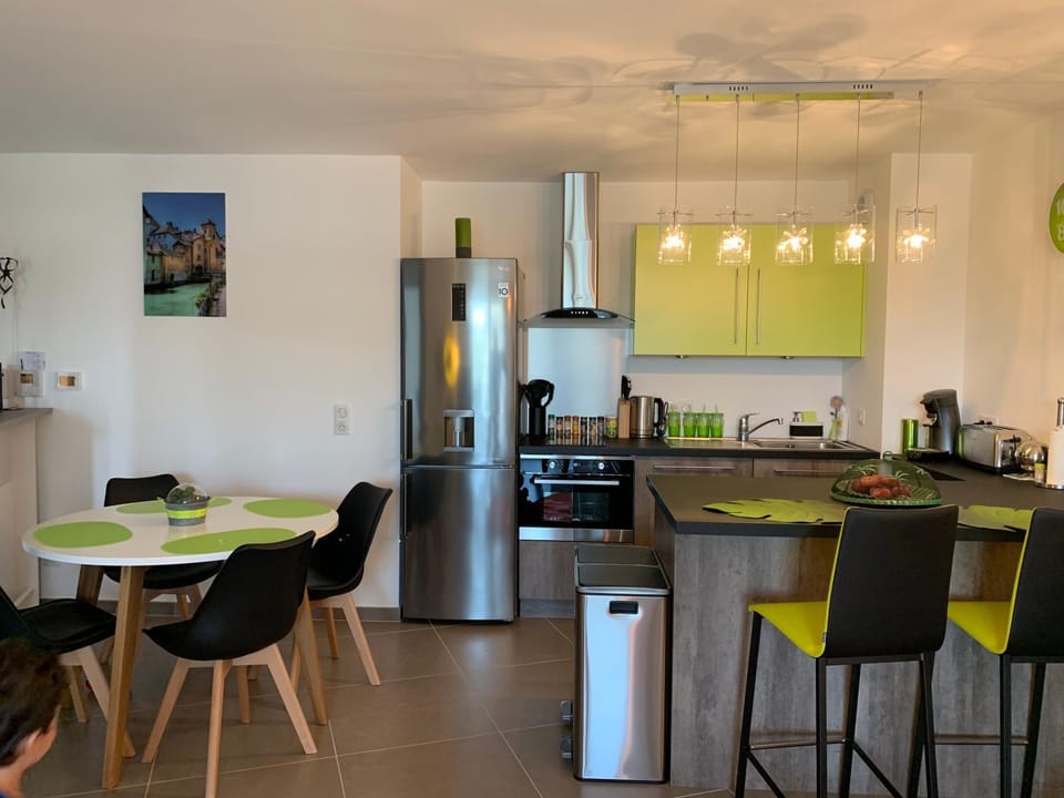 Kitchen or kitchenette, Dining area