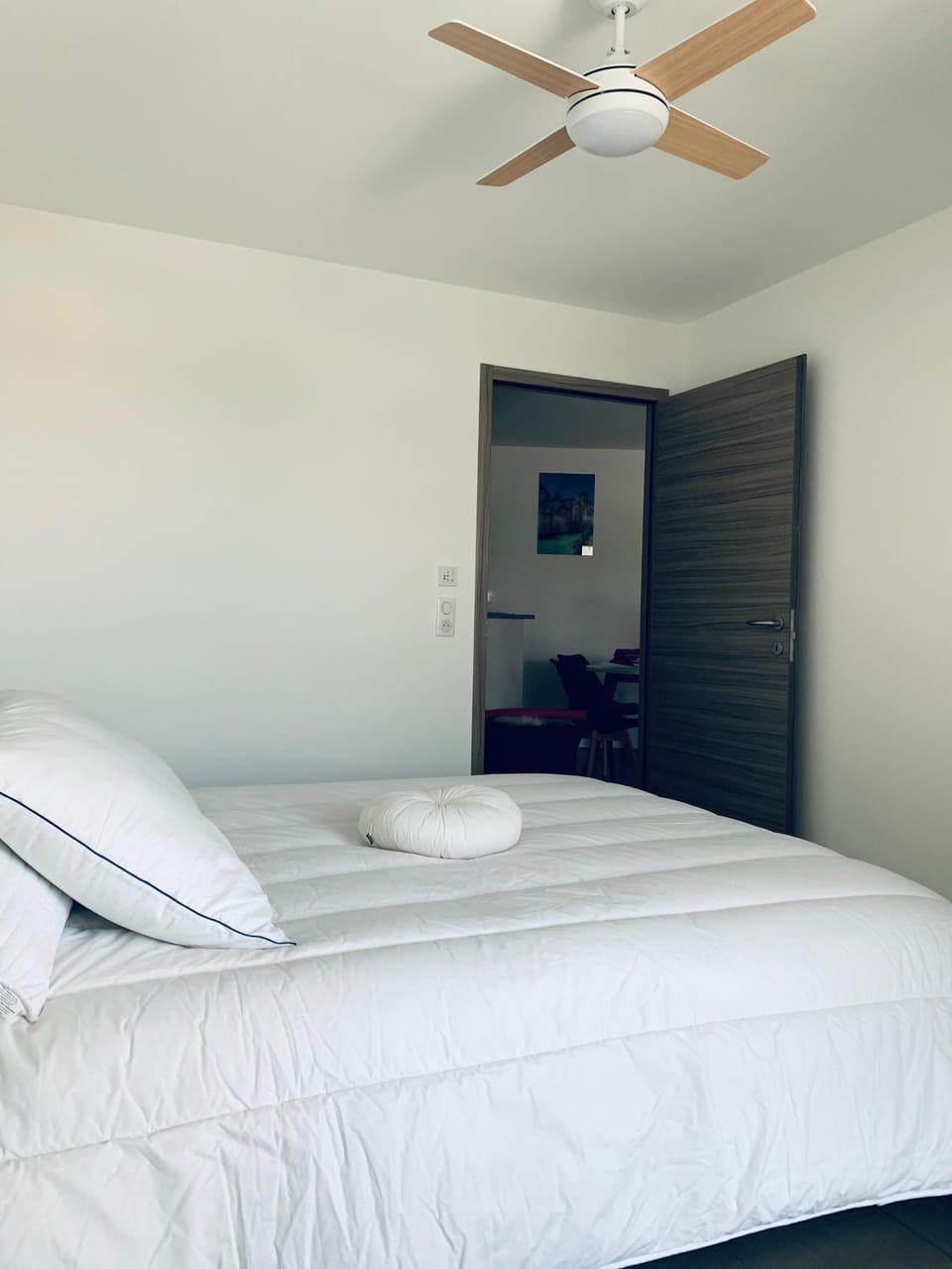 Photo of the whole room, Bedroom