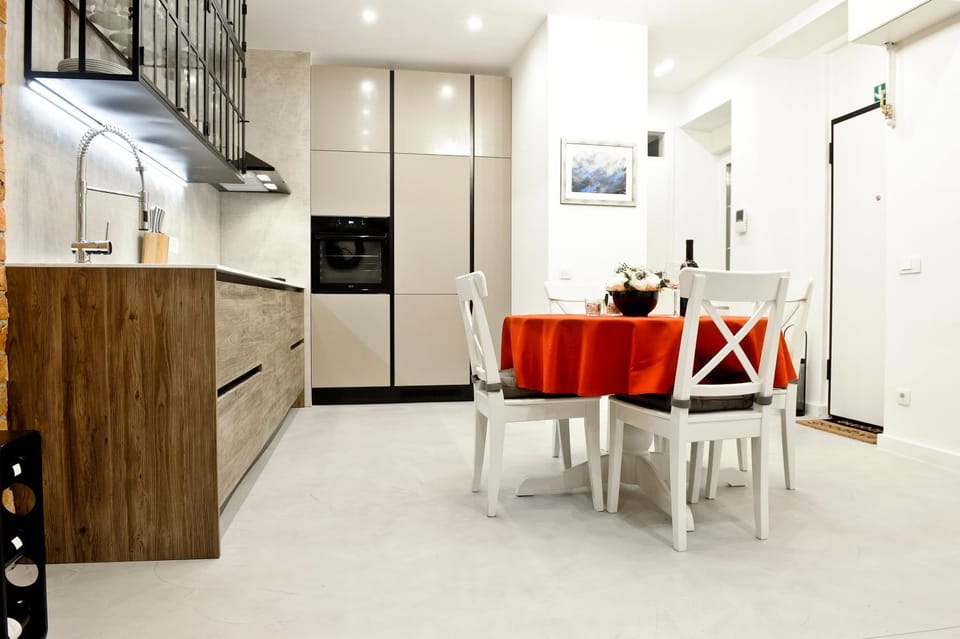 Kitchen or kitchenette, Dining area
