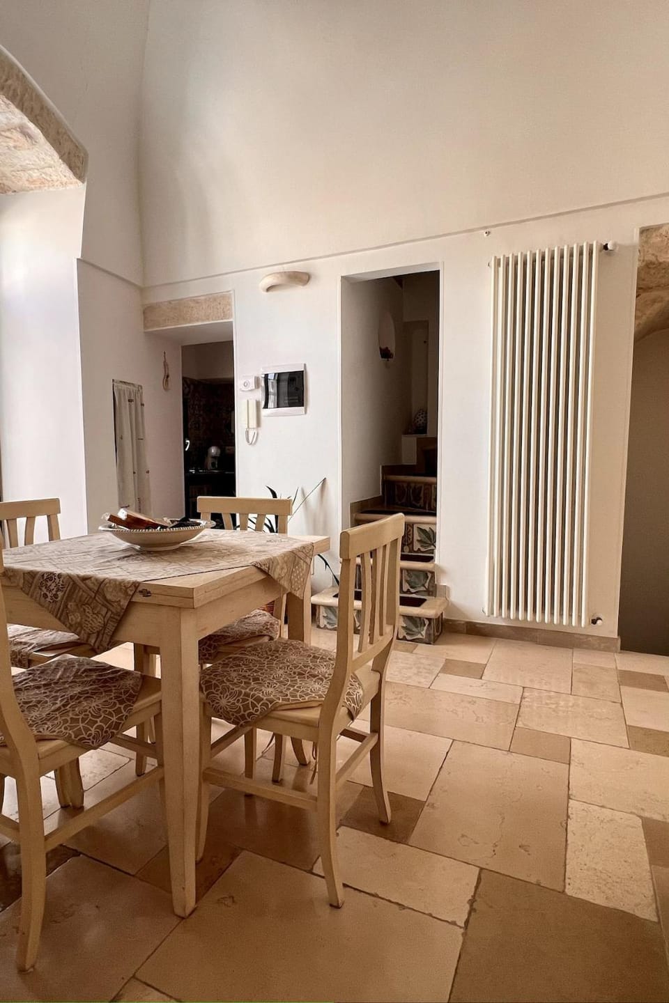 TV and multimedia, Kitchen or kitchenette, Living room, Seating area, Dining area