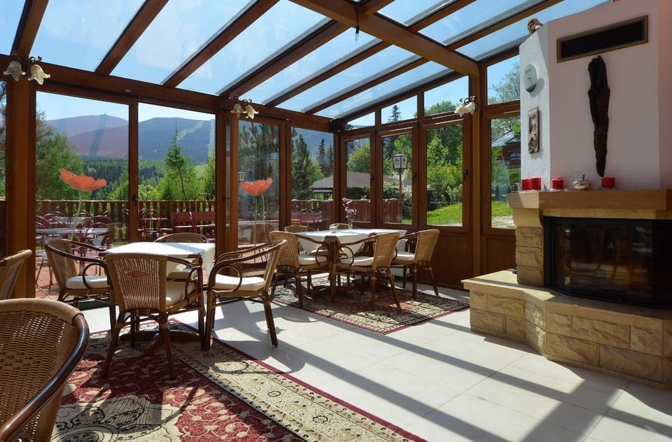 Spring, Garden, Balcony/Terrace, Lounge or bar, Food and drinks, Garden view, Mountain view, Alcoholic drinks, Non alcoholic drinks