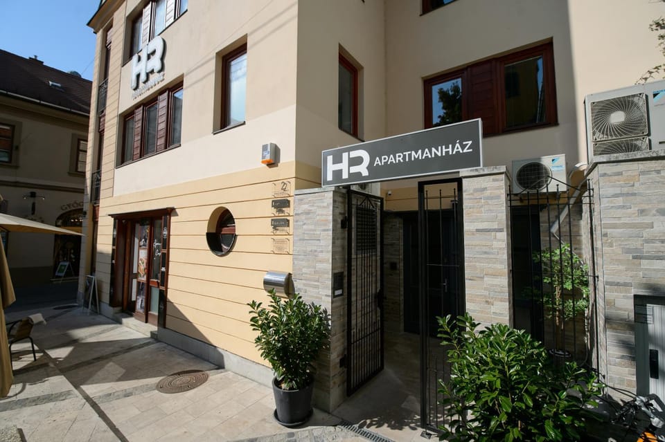 Property building, Facade/entrance