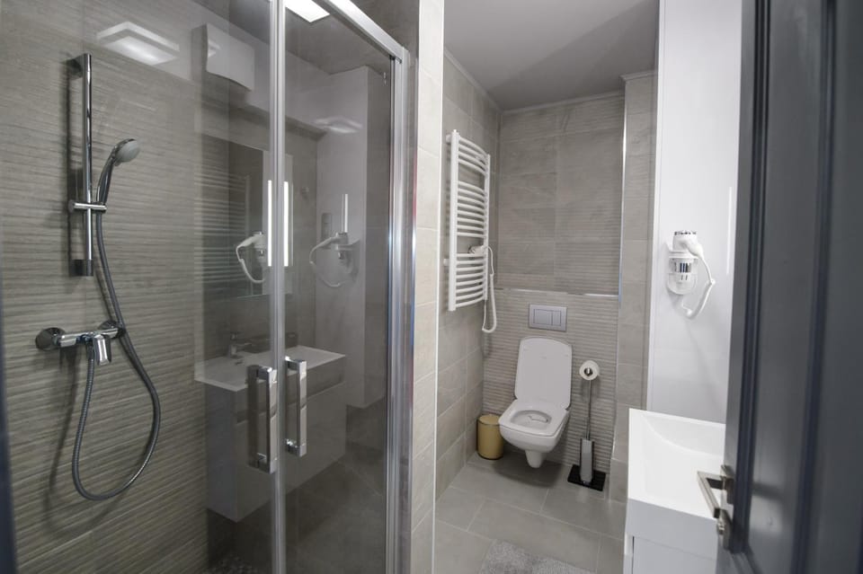 Shower, Toilet, Bathroom, towels