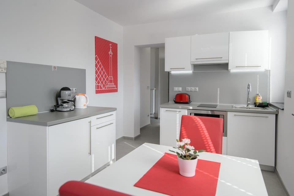 Kitchen or kitchenette, minibar, stove, toaster