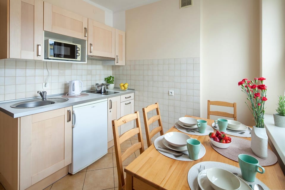 Kitchen or kitchenette, Dining area