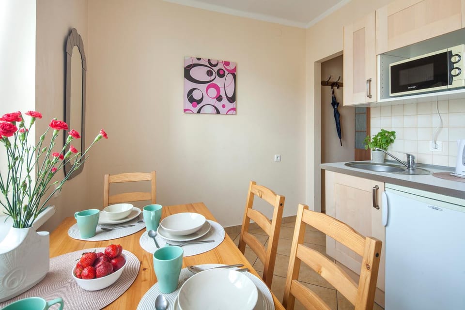 Kitchen or kitchenette, Dining area