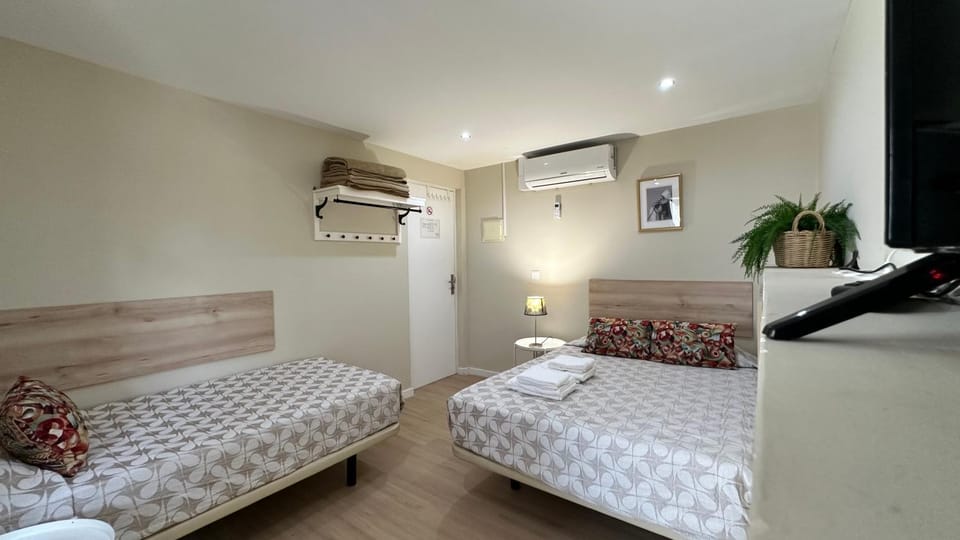 Bed, TV and multimedia, Photo of the whole room, Bedroom, towels, air conditioner