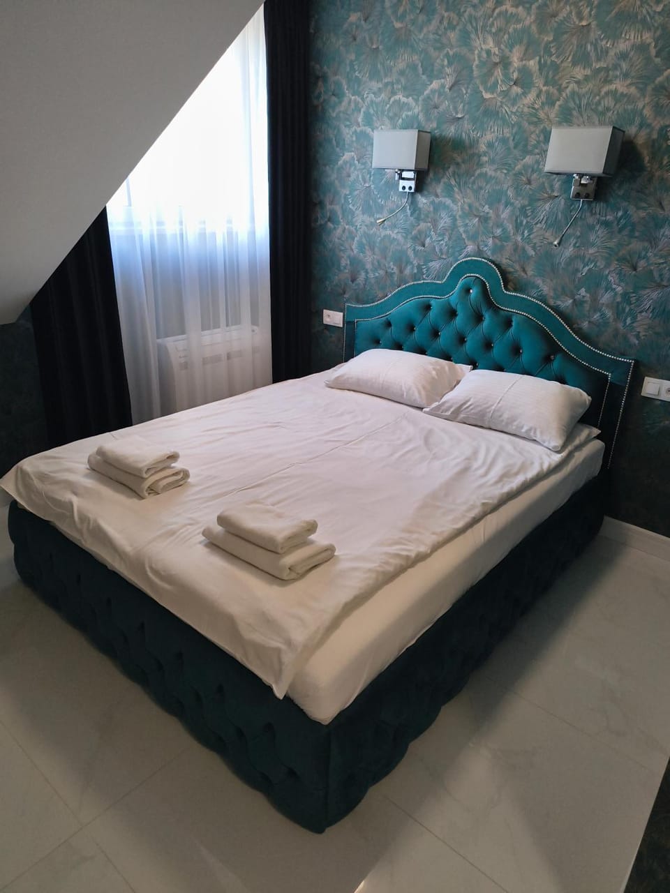 Bed, Photo of the whole room, towels