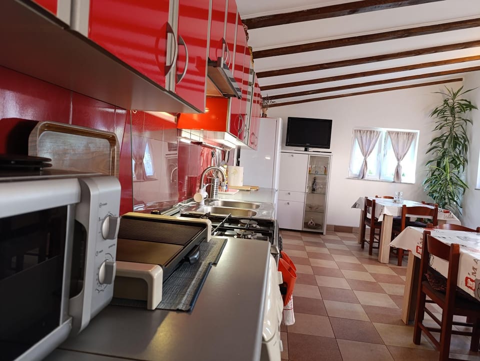 Kitchen or kitchenette, Dining area, dishwasher, oven, stove, toaster
