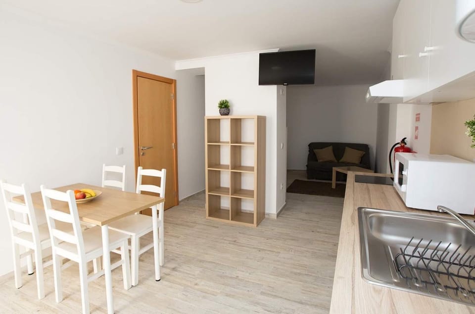 Communal lounge/ TV room, TV and multimedia, Kitchen or kitchenette, Living room, Seating area, Dining area