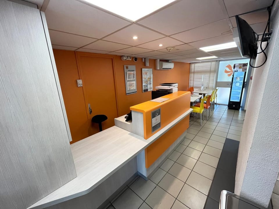 Property building, Communal lounge/ TV room, Facade/entrance, TV and multimedia, Lobby or reception, On site