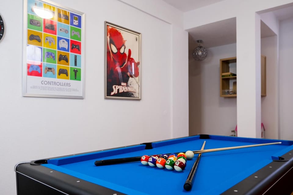 Billiard, Game Room
