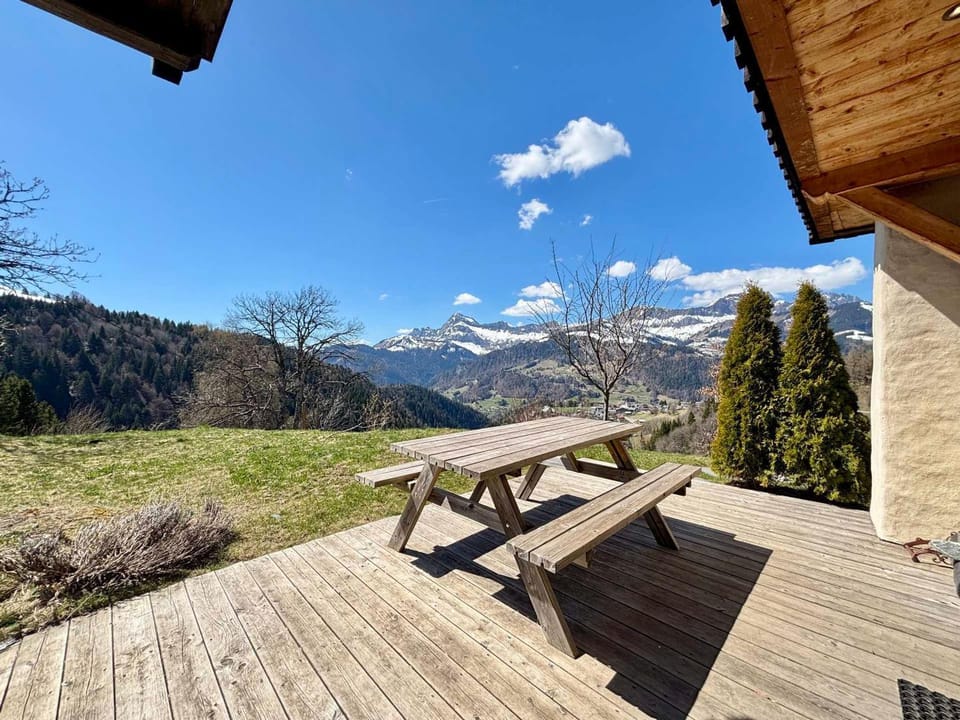 Appartement charmant avec grande terrasse et parking - FR-1-505-35 Apartment in Notre-Dame-de-Bellecombe