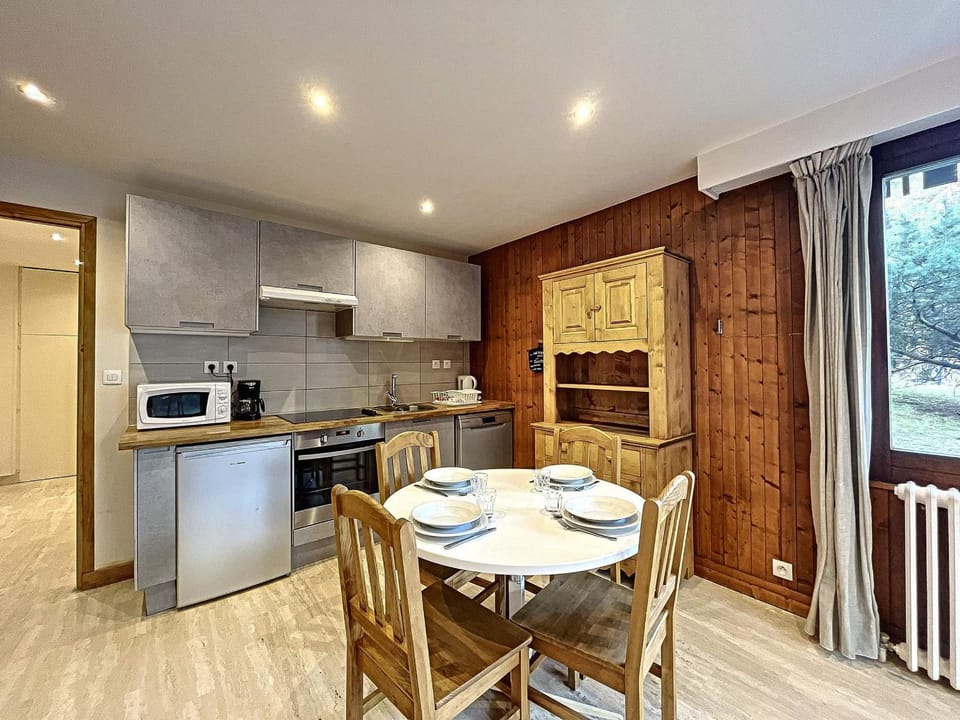 Appartement Chaleureux à Chamonix, 4 Pers, Près du Brévent avec Terrasse et Parking - FR-1-507-26 Apartment in Chamonix