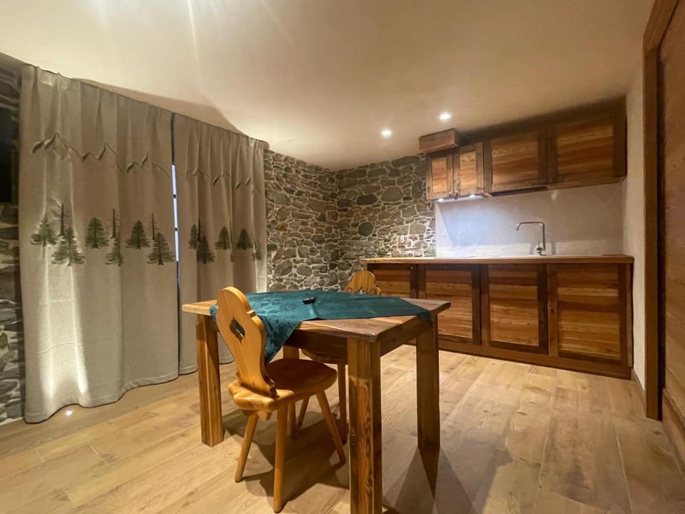 Kitchen or kitchenette, Dining area