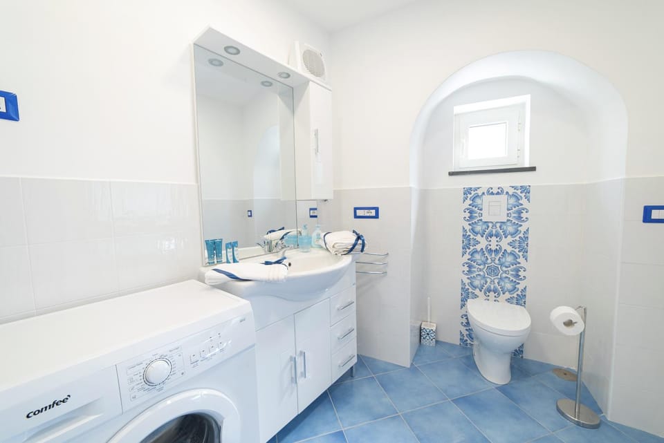 Toilet, Bathroom, towels