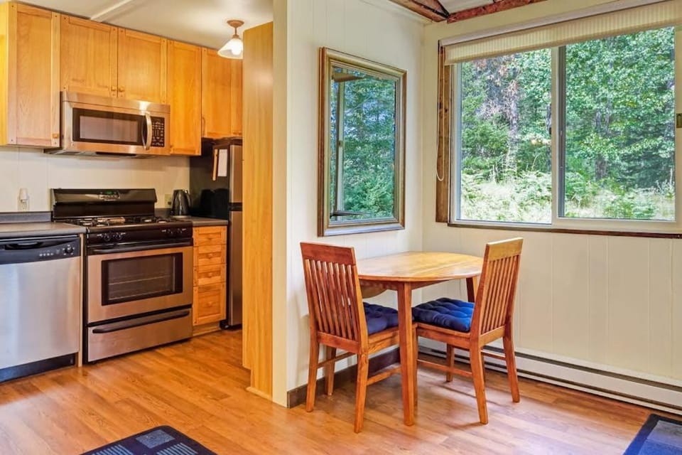 Coffee/tea facilities, Kitchen or kitchenette, Seating area, Dining area, oven, stove