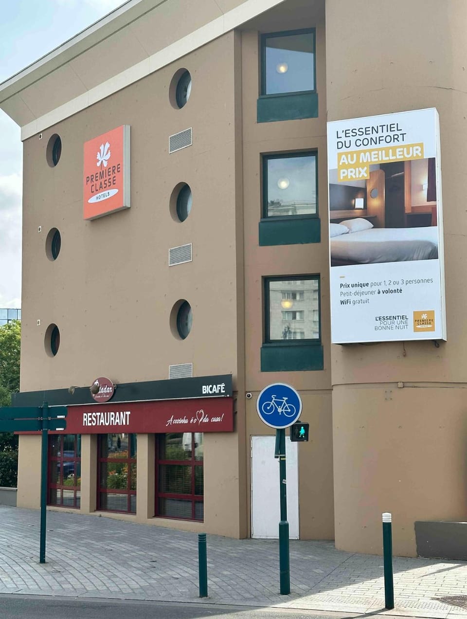 Restaurant/places to eat, Facade/entrance, Location