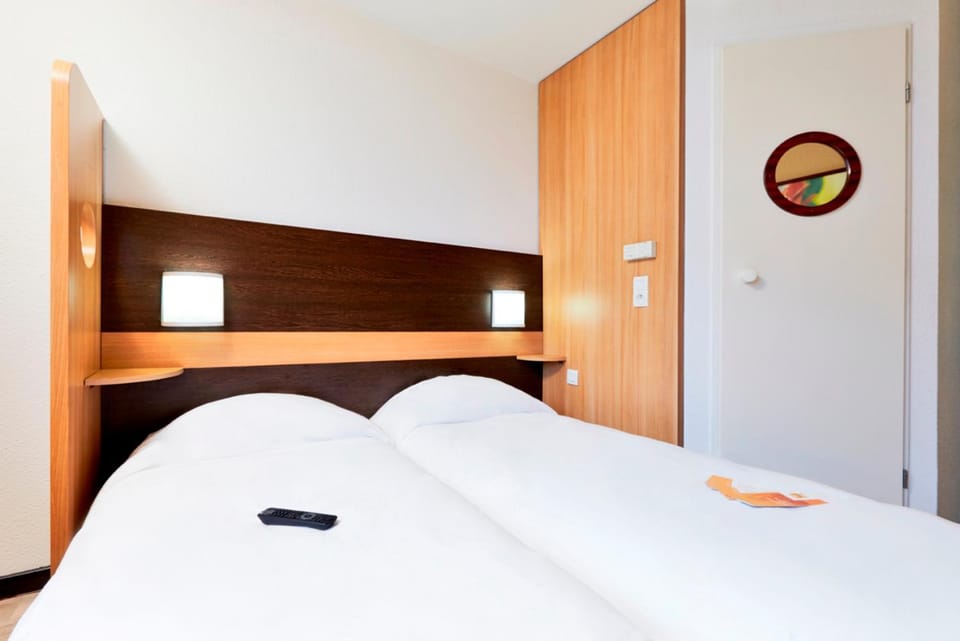 Shower, Toilet, Staff, Bed, Bedroom, City view, Street view, Family