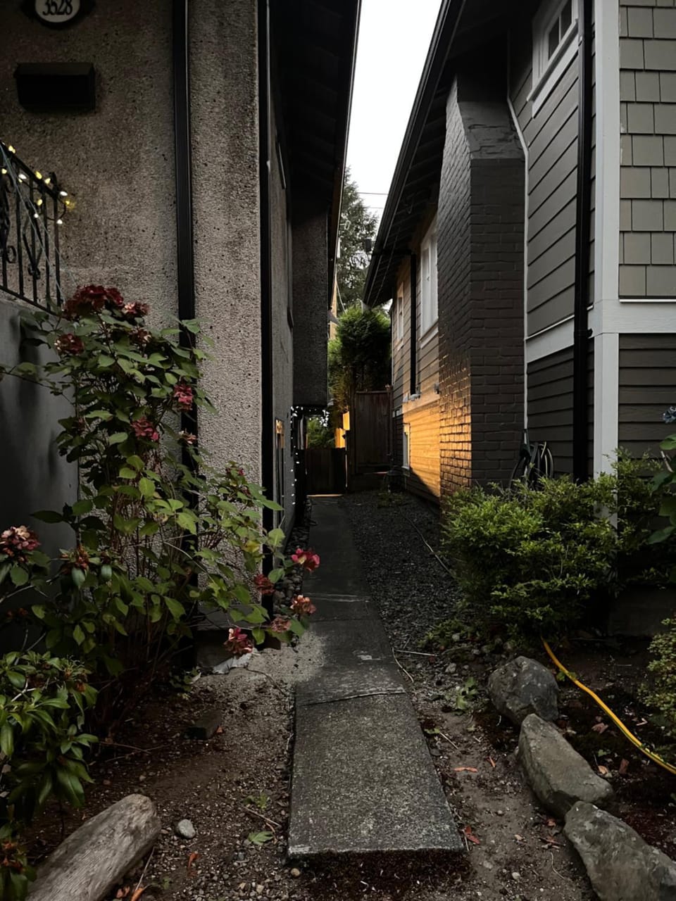 Compact private room, private bathroom, laundry & free parking in a lovely Vancouver neighborhood Bed and Breakfast in Vancouver