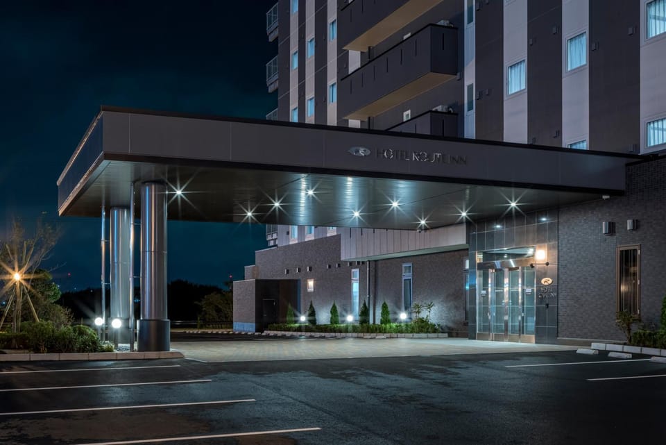 Facade/entrance, Night
