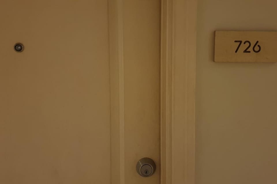MANDALUYONG 2 Br w 2 Queen, 50HDtv across Shangrila Mall Apartment in Mandaluyong