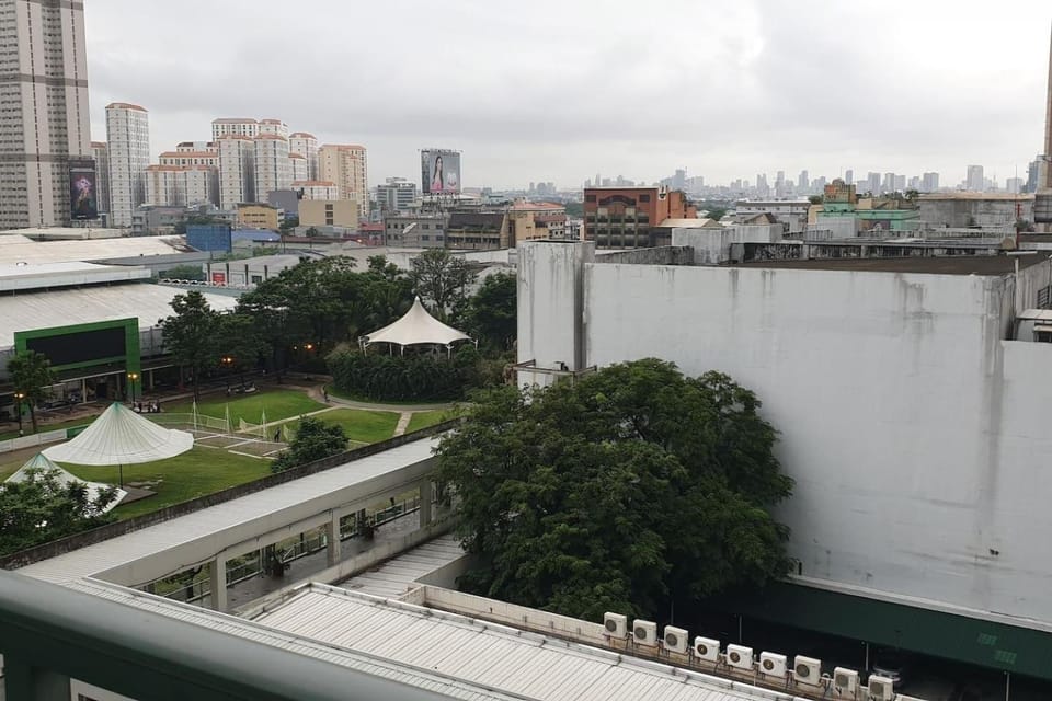 MANDALUYONG 2 Br w 2 Queen, 50HDtv across Shangrila Mall Apartment in Mandaluyong