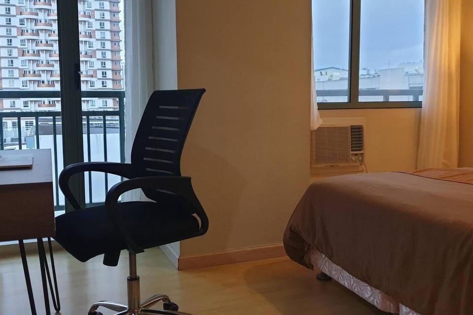 MANDALUYONG 2 Br w 2 Queen, 50HDtv across Shangrila Mall Apartment in Mandaluyong