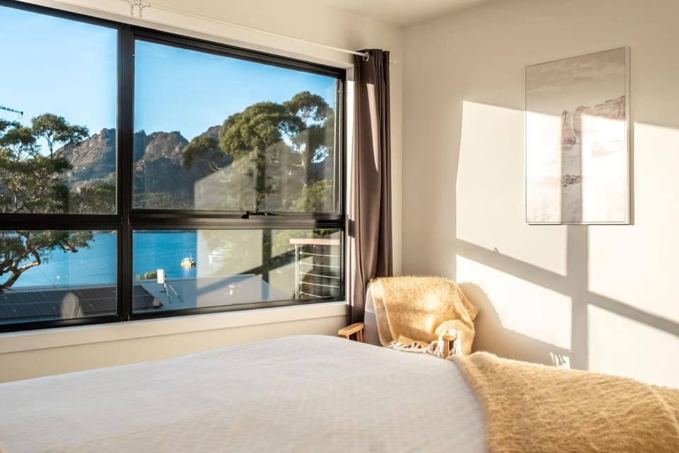 Bed, Natural landscape, Photo of the whole room, Bedroom, Mountain view