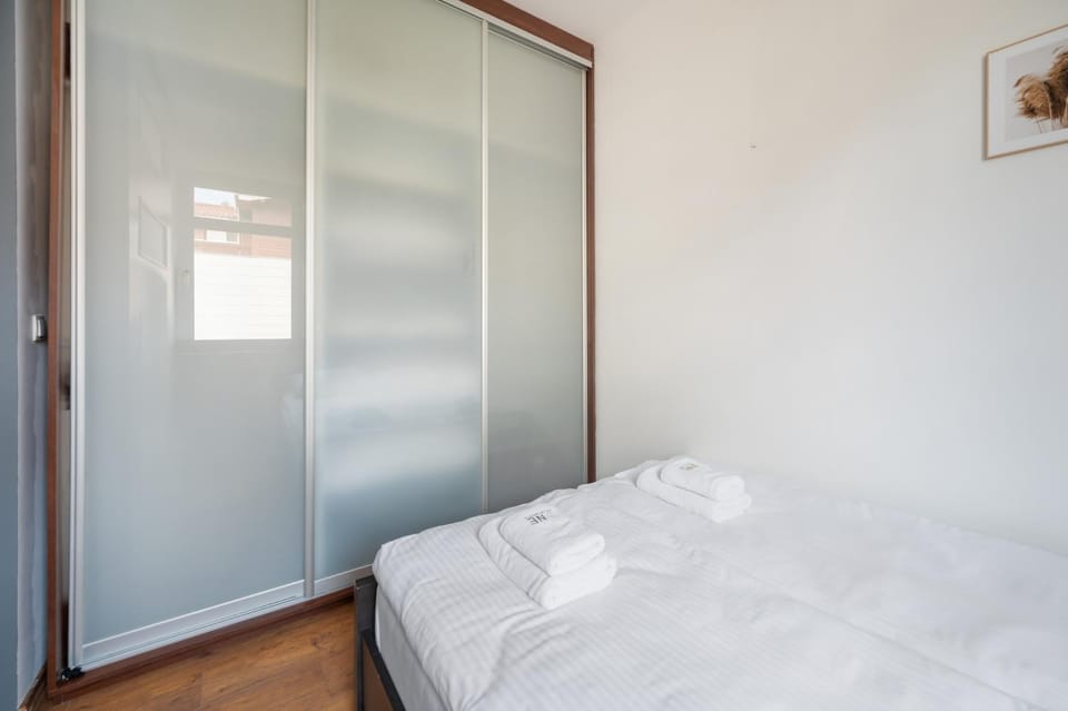 Bed, Photo of the whole room, Bedroom, wardrobe