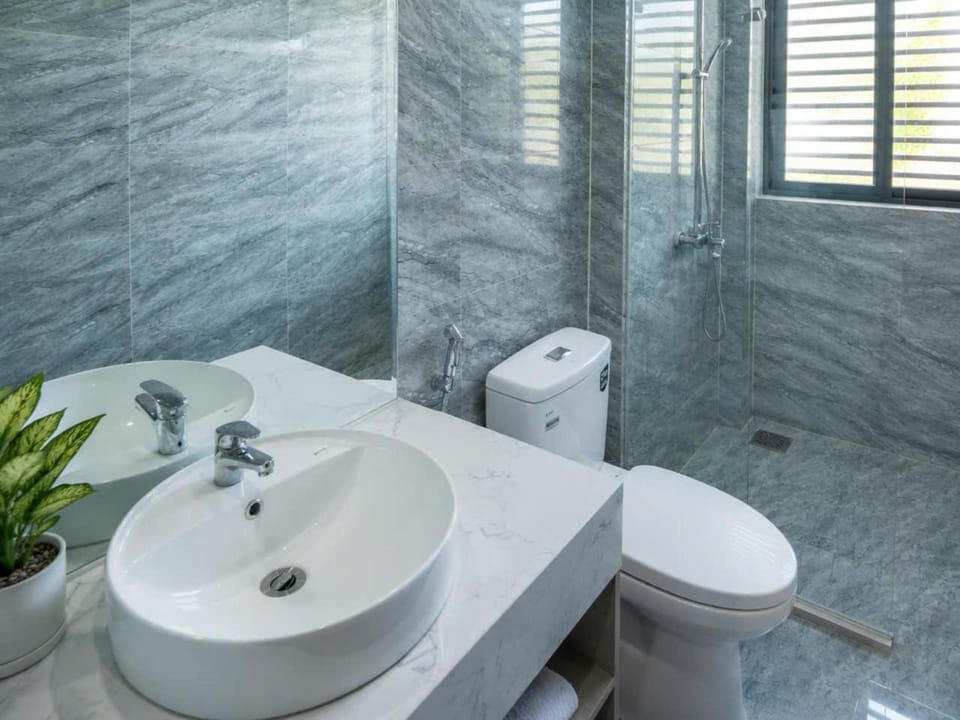 Toilet, bidet