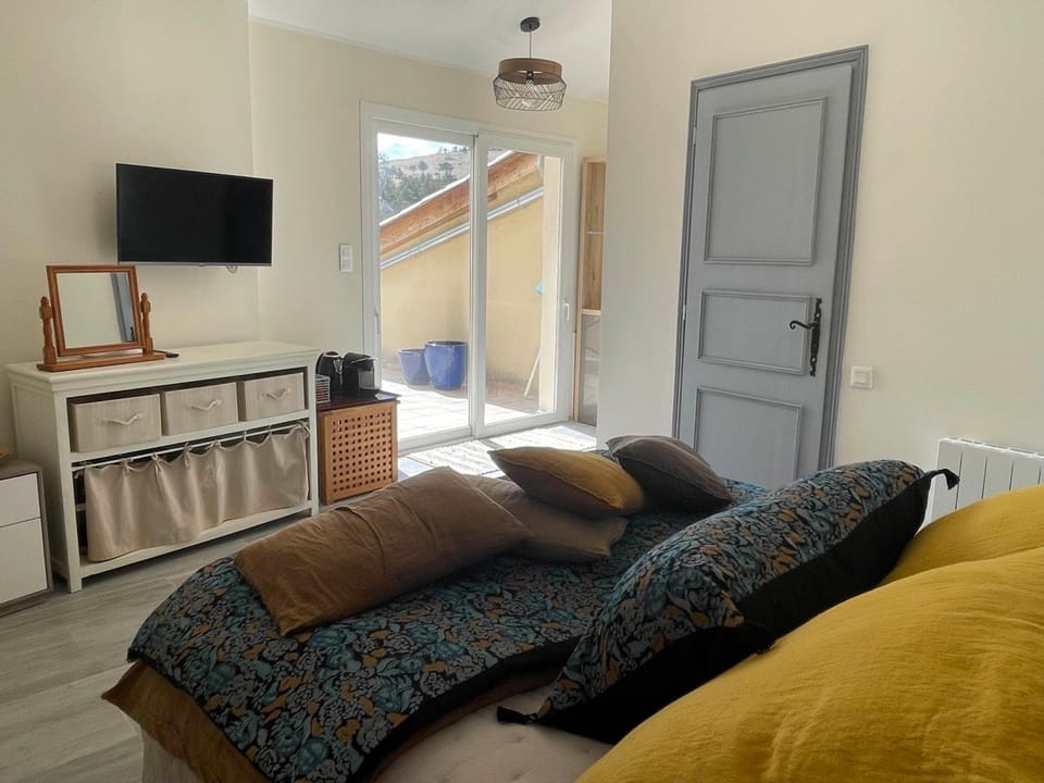 Bed, TV and multimedia, Photo of the whole room, Bedroom