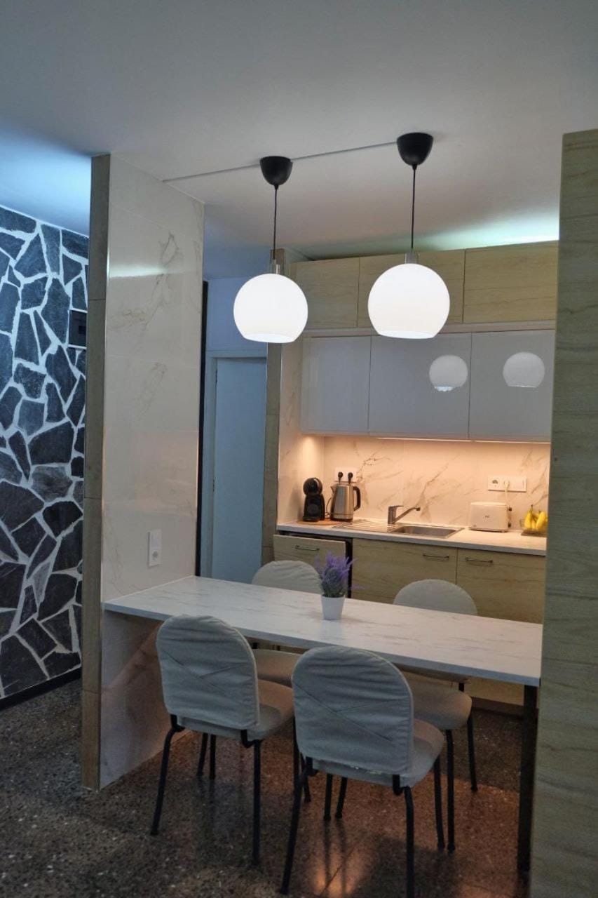 Kitchen or kitchenette, Dining area