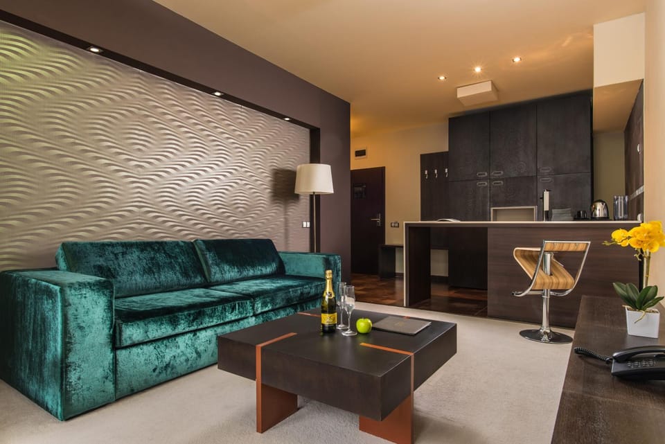 Kitchen or kitchenette, Living room, Seating area, Family
